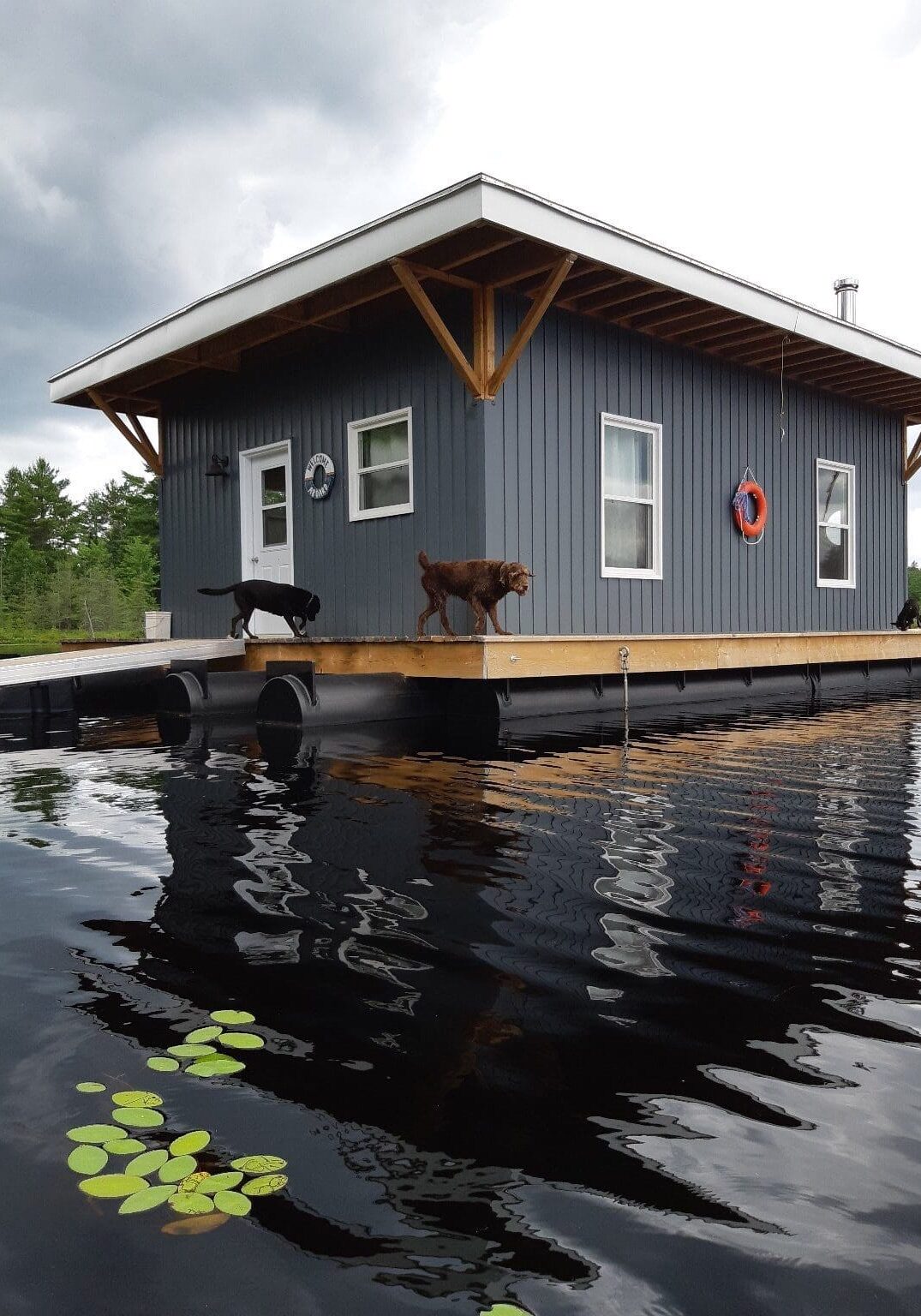 Houseboat with HDPE Pontoons